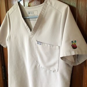 LIMITED EDT ✨ Figs Catarina One Pocket in BOULDER with embroidered arm size SM